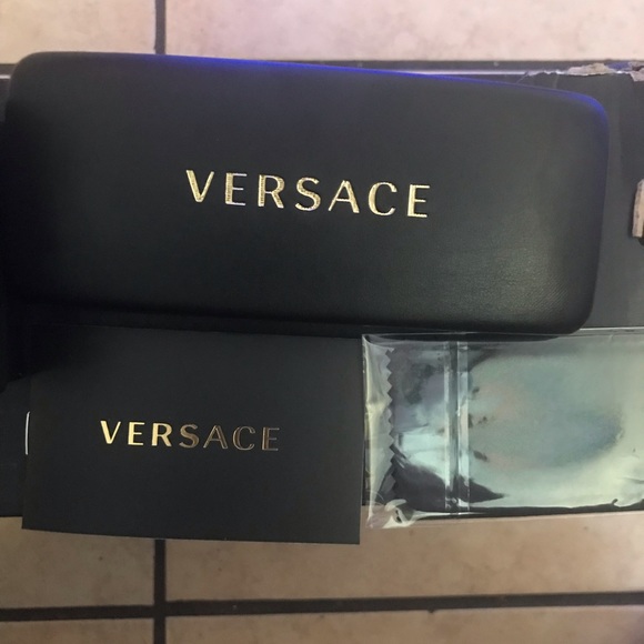 Versace - Picture 2 of 6